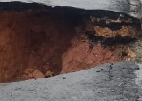Cratera se abre na avenida Rodrigo Otávio após forte temporal em Manaus