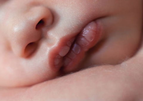 Bebê de 9 meses é intoxicada após comer maconha da mãe