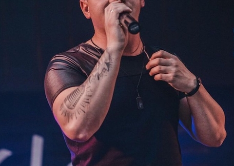 Cantor sertanejo morre em acidente após ser atingido por ladrão em fuga 