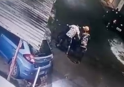 Vídeo: Dupla furta motocicleta na frente de casa em Manaus