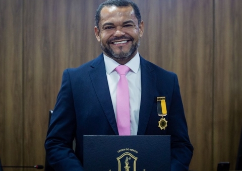 Presidente da FAF, Rozenha recebe Medalha Ordem do Mérito do TJD/AM
