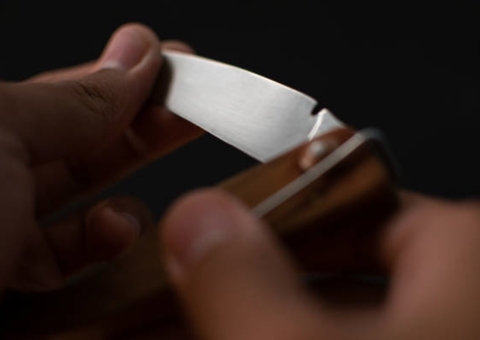 Adolescente enfia canivete no pescoço de homem após noite de sexo em Manaus