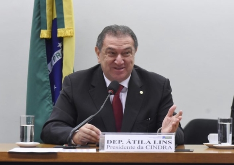 Deputado federal com mais mandatos, Átila Lins vai comandar eleição à presidência da Câmara