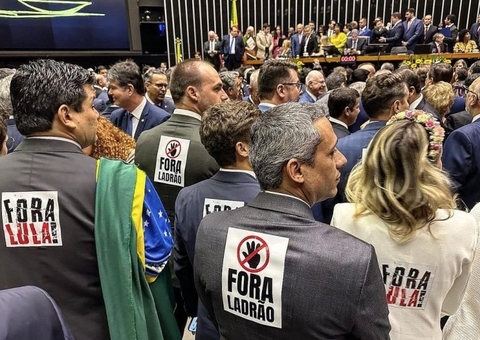 Deputados bolsonaristas tomam posse com adesivos de ‘Fora Lula’ e ‘Fora Ladrão'