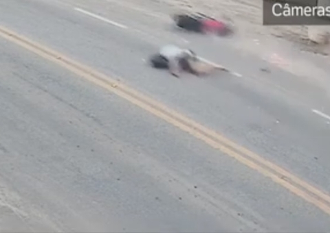 Jovem dá 'grau' em moto, atinge trabalhador, e dois morrem em grave acidente; vídeo