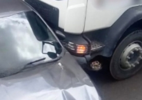 Acidente: Caçamba atinge carro em cheio em avenida de Manaus