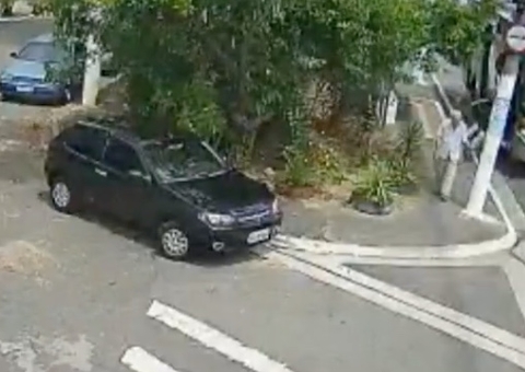 Imagens fortes: Idoso desce em parada de ônibus, tropeça em calçada e morre atropelado