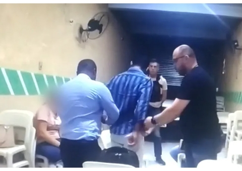 Pastor procurado por matar 2 homens por ciúmes de mulher é preso durante culto