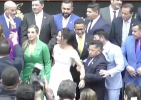 Vídeo: Sinésio puxa deputada Mayara pelo braço em posse na Aleam