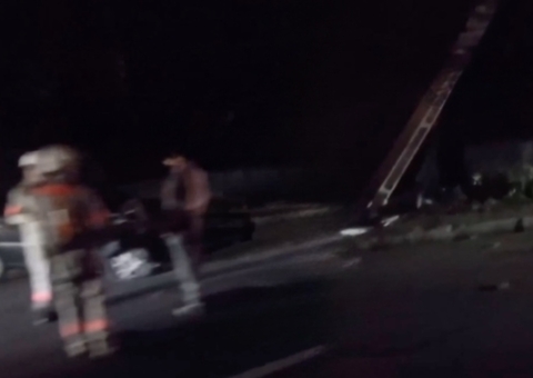 Vídeo: Carro fica destruído ao atingir poste em alta velocidade em Manaus