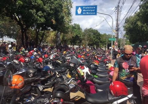 Motociclistas por app fecham avenida de Manaus após serviço ser considerado irregular