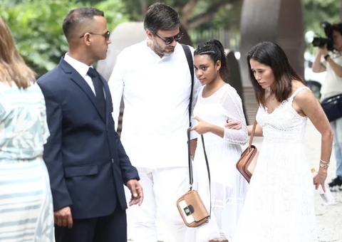 Familiares e amigos chegam para velório de Glória Maria