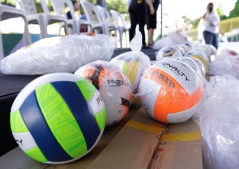 Prefeitura entrega equipamentos do 'Manaus Esportiva' para 2023 e reativa minivila do Santo Antônio