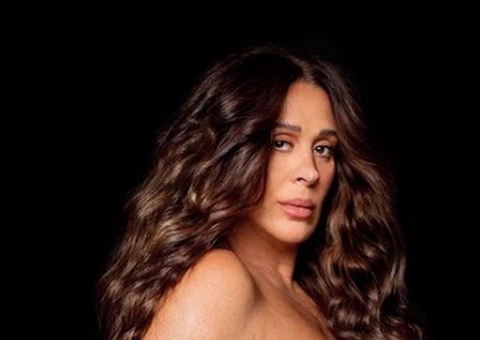 Claudia Raia posa completamente nua na reta final da gravidez