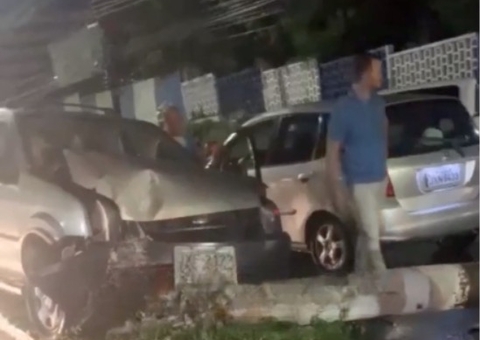 Vídeo: Carro invade contramão, derruba poste e bloqueia avenida em Manaus