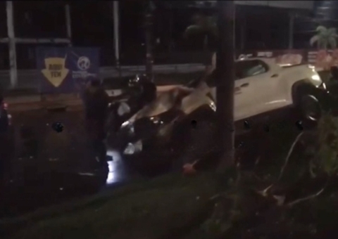 Picape se destrói ao bater contra árvore em acidente em Manaus