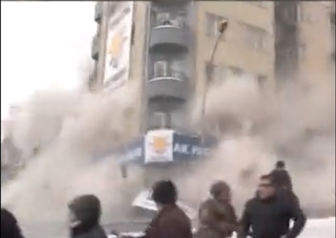 Vídeo mostra prédios inteiros desmoronando durante terremoto na Turquia