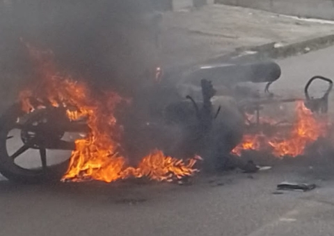 Mulher é arremessada e motocicleta pega fogo em acidente em Manaus