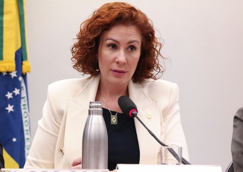 Moraes manda desbloquear redes sociais de Carla Zambelli 