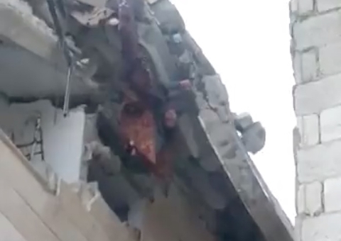 Vítimas de terremoto postam vídeo pedindo socorro em meio a escombros