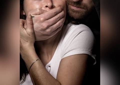 Homem espera ex-namorada voltar de viagem após 1 ano e a sequestra no Amazonas