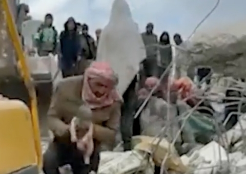 Bebê recém-nascido é salvo após mãe dar à luz sob escombros na Síria; vídeo
