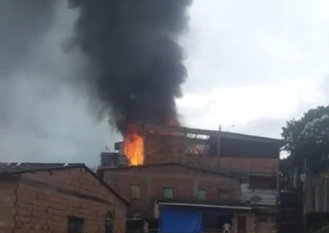 Vídeo: Incêndio atinge casa no São Jorge, em Manaus