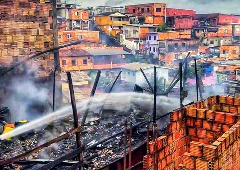 Mãe e filhos escapam de serem carbonizados durante incêndio de casa em Manaus