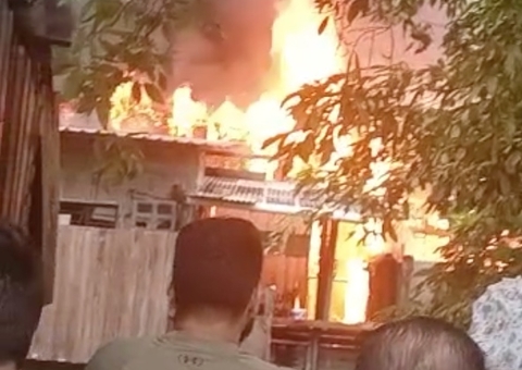 Casas ficam destruídas durante incêndio na Manaus 2000; vídeos