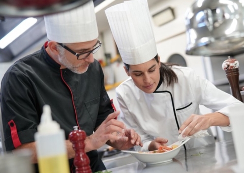 Escola oferece cursos de gastronomia e tecnologia a pais e alunos em Manaus