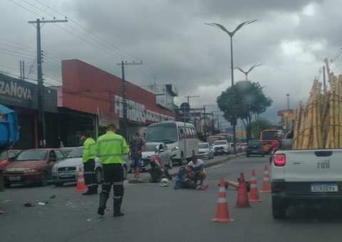 Acidente com motocicleta deixa dois feridos em avenida de Manaus    