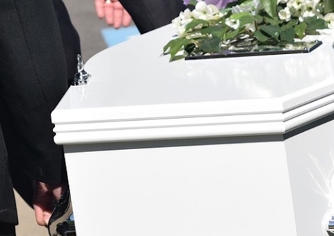 Idosa declarada morta é encontrada respirando em funerária