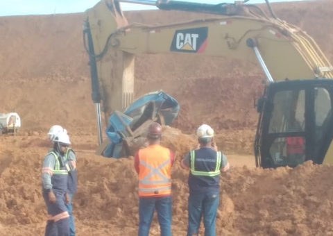Trabalhador morre esmagado por retroescavadeira dentro de banheiro químico