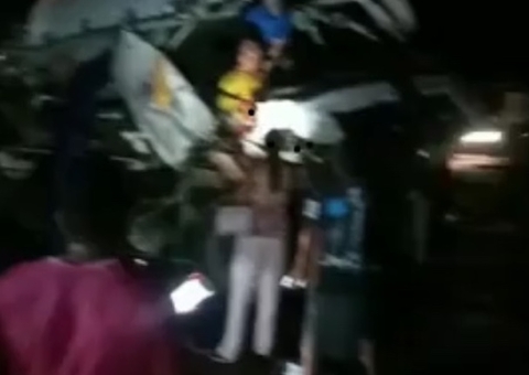 Homem fica preso nas ferragens em grave acidente entre caminhão e carreta na AM-070