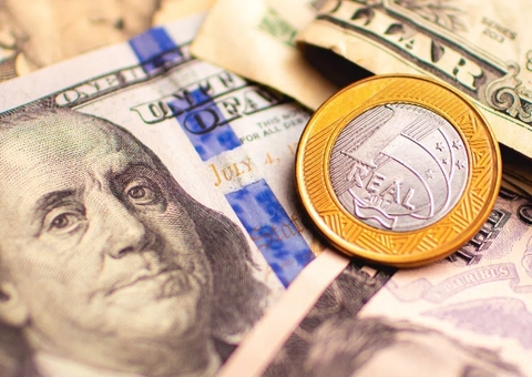Dólar acumula forte alta frente ao real na semana com riscos sobre BC