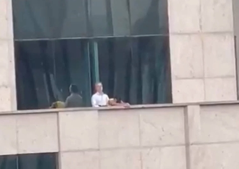 Vídeo: Casal faz sexo em plena luz do dia em terraço de prédio