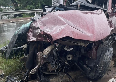 Carro com 2 crianças invade contramão e bate de frente com caminhão em Manaus