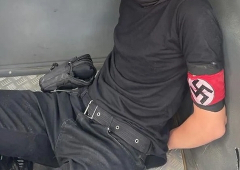 Com suástica no braço, homem atira bombas e tenta invadir escola com machadinha