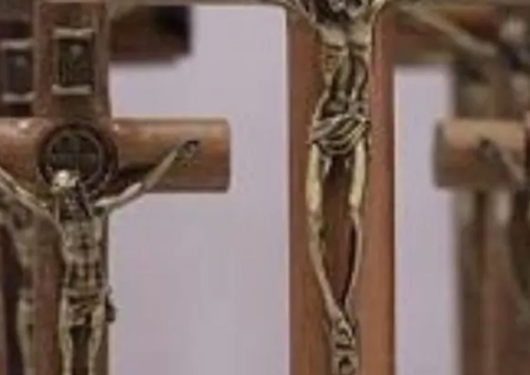 Mulher é condenada após atear fogo em igreja e perseguir sacerdote