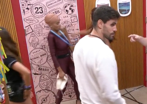 Revoltada com Cristian, Paula soca a parede e quase acerta Aline; vídeo 