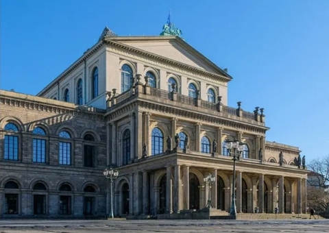 Diretor de balé esfrega fezes de cachorro em rosto de crítica de dança