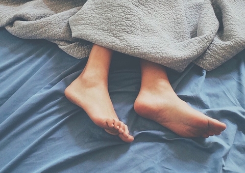 Mulher quase fica paralítica ao sentir dor durante sexo