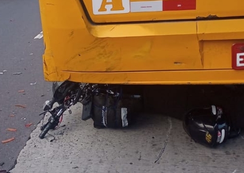 Motocicleta vai parar embaixo de ‘Amarelinho’ durante acidente em Manaus