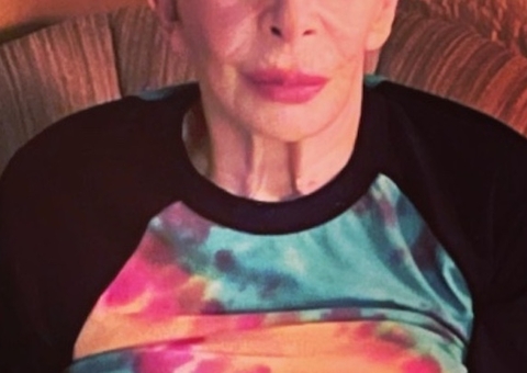 Curada do câncer, Rita Lee faz rara aparição em rede social do marido