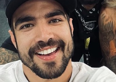 Caio Castro faz post enigmático após polêmica de jantar com Bolsonaro: ’22’