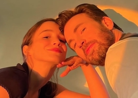 Romântico, Chris Evans abre álbum de fotos com namorada luso-brasileira no Valentine's Day