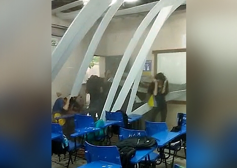 Vídeo mostra desespero de alunos após árvore cair em cima de escola em Manaus