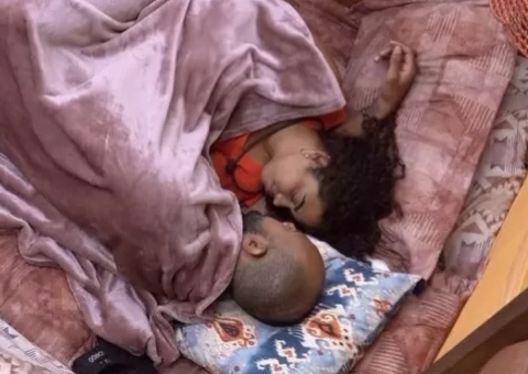 Paula e Ricardo trocam carícias e se provocam na cama: 'se eu dou o que você quer você se apaixona'