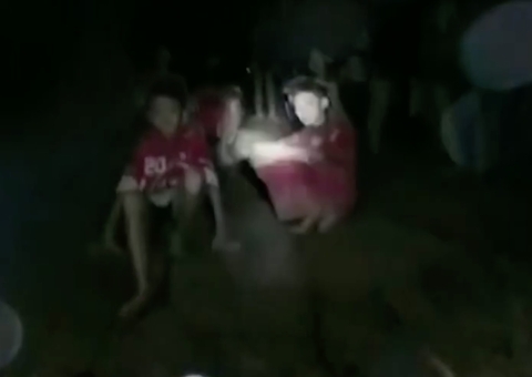 Menino resgatado de caverna na Tailândia em 2018 morre no Reino Unido