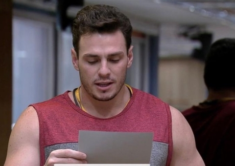 BBB23: Gustavo vira piada após ter dificuldade em ler recado da produção